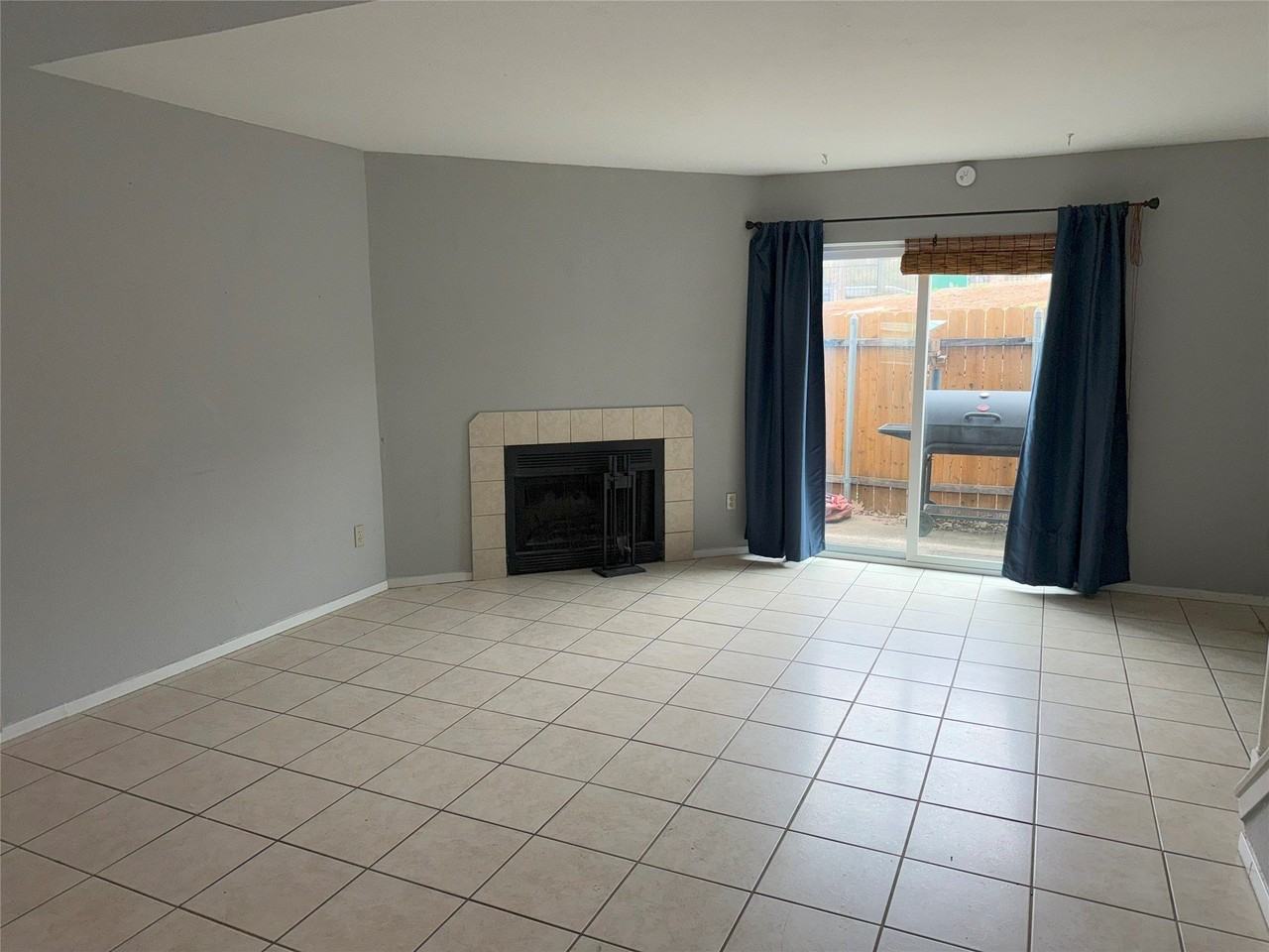 732 W Collins St - Photo 3 of 16