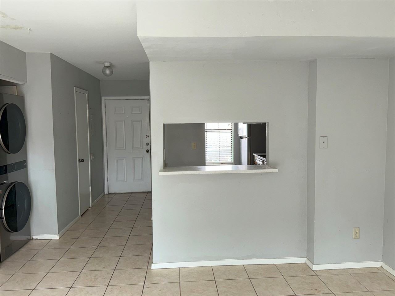 732 W Collins St - Photo 4 of 16