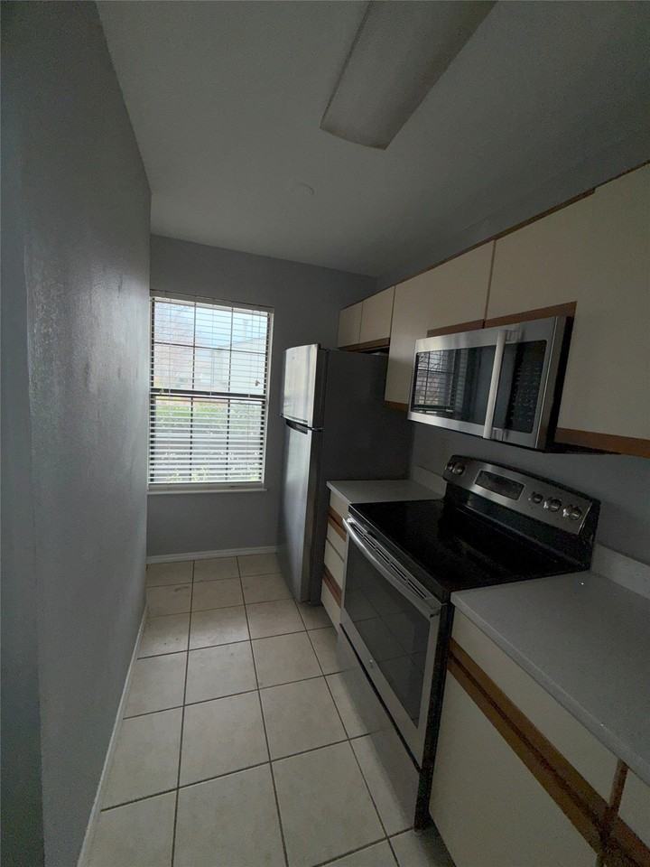 732 W Collins St - Photo 7 of 16