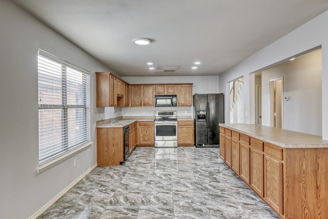 5832 Arena Cir - Photo 4 of 17
