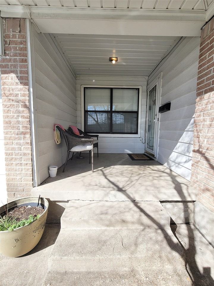 738 Hawthorne Ln - Photo 2 of 32