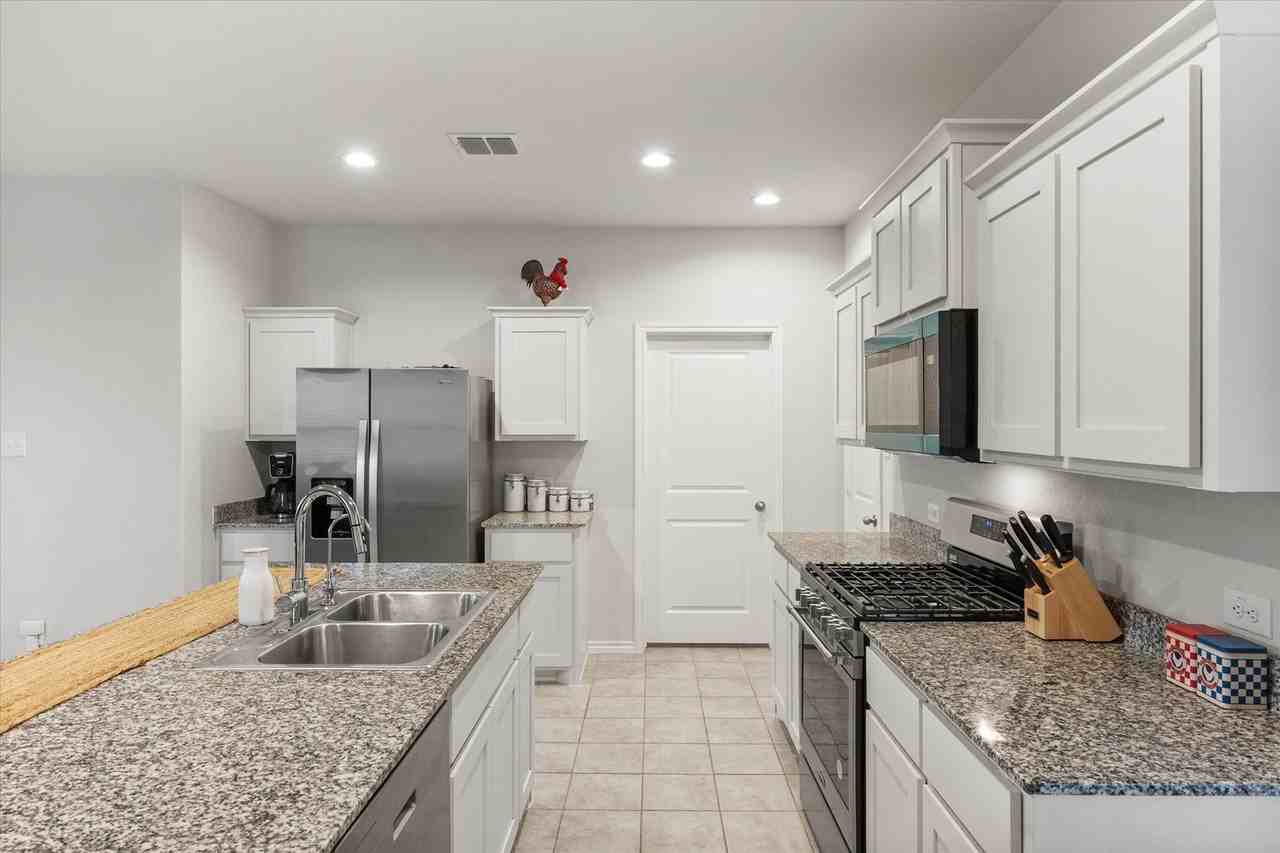 105 Greengate Dr - Photo 4 of 38