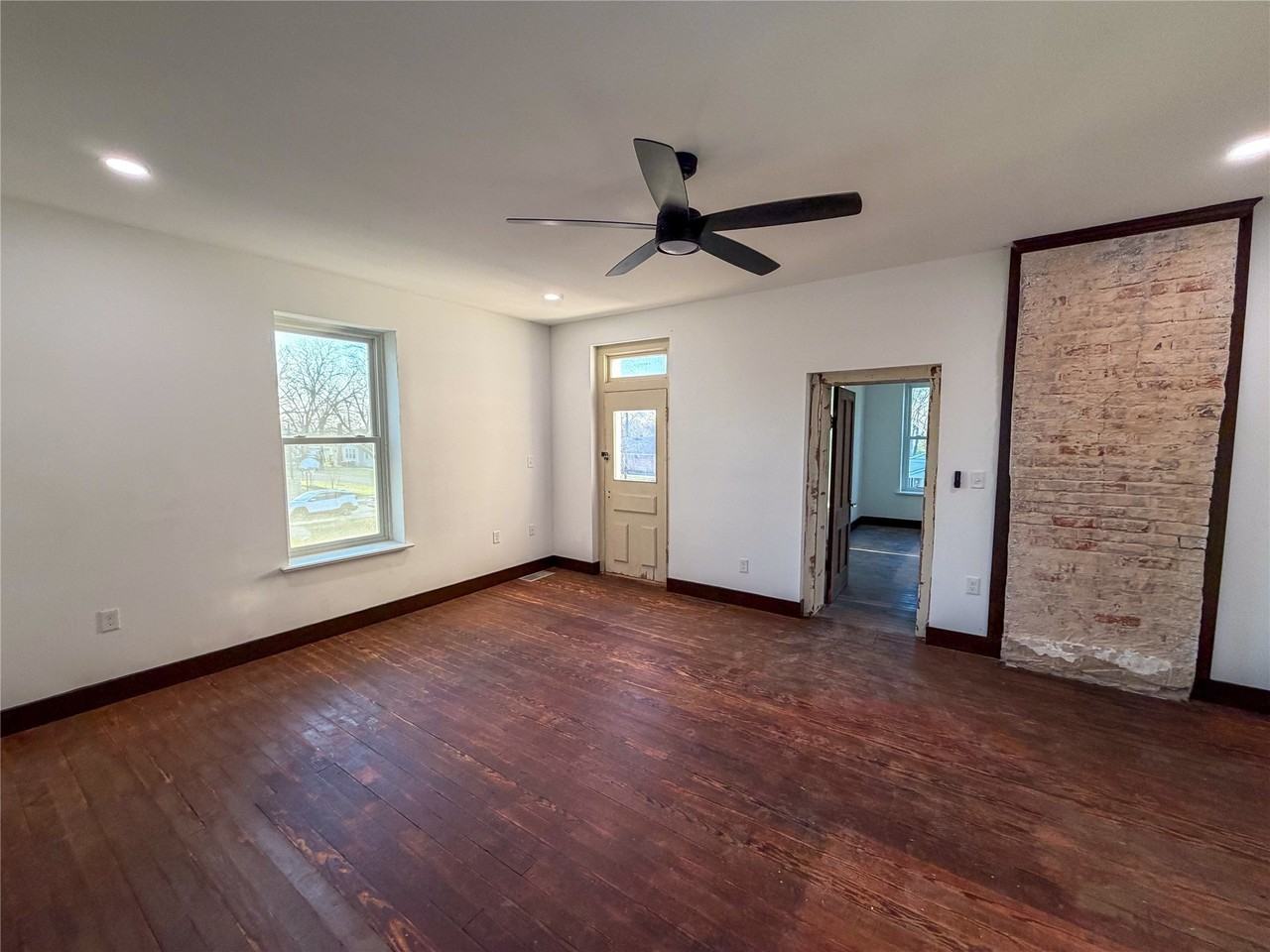 107 E Stone St #B - Photo 4 of 16