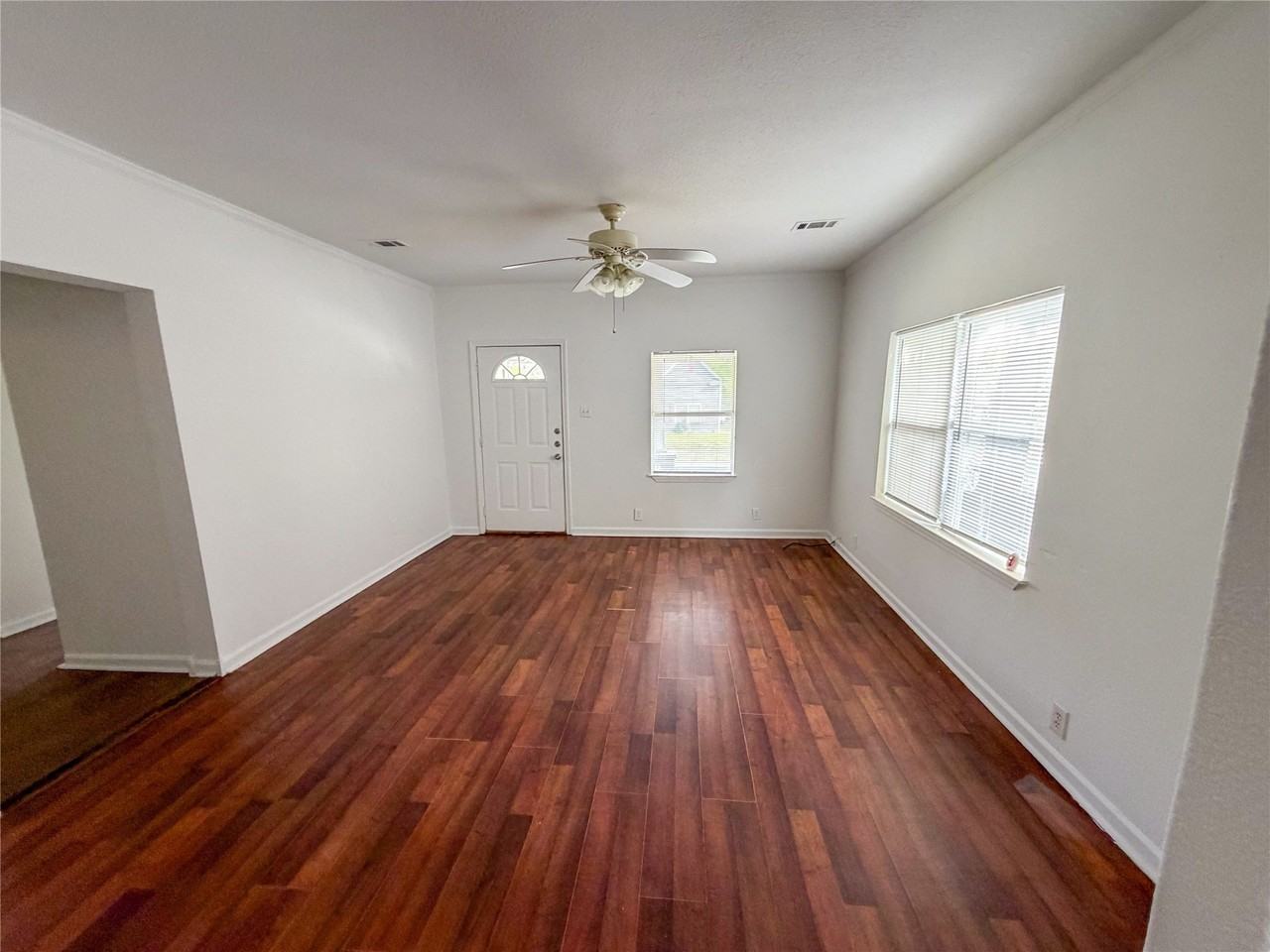 114 E Hull St - Photo 4 of 19