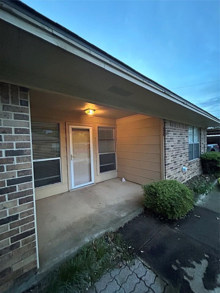 1302 Crescent St - Photo 5 of 24
