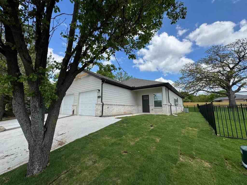 1223 S Austin St #1223 - Photo 3 of 15