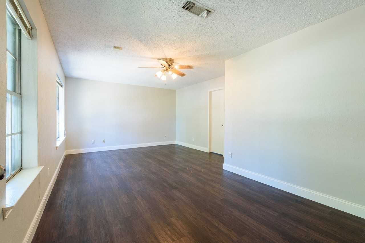 1915 Wendy St - Photo 6 of 11