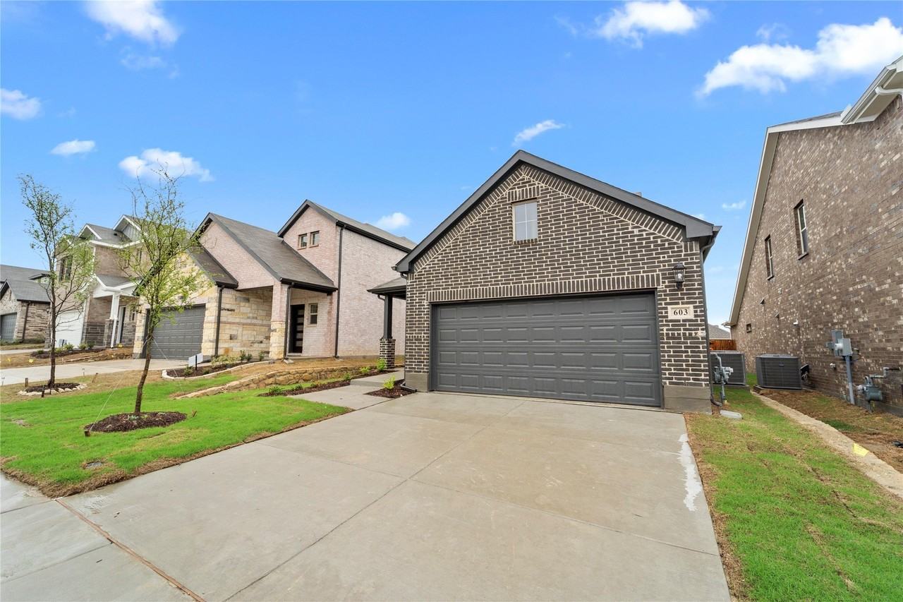 603 Hemingway Ln - Photo 3 of 22