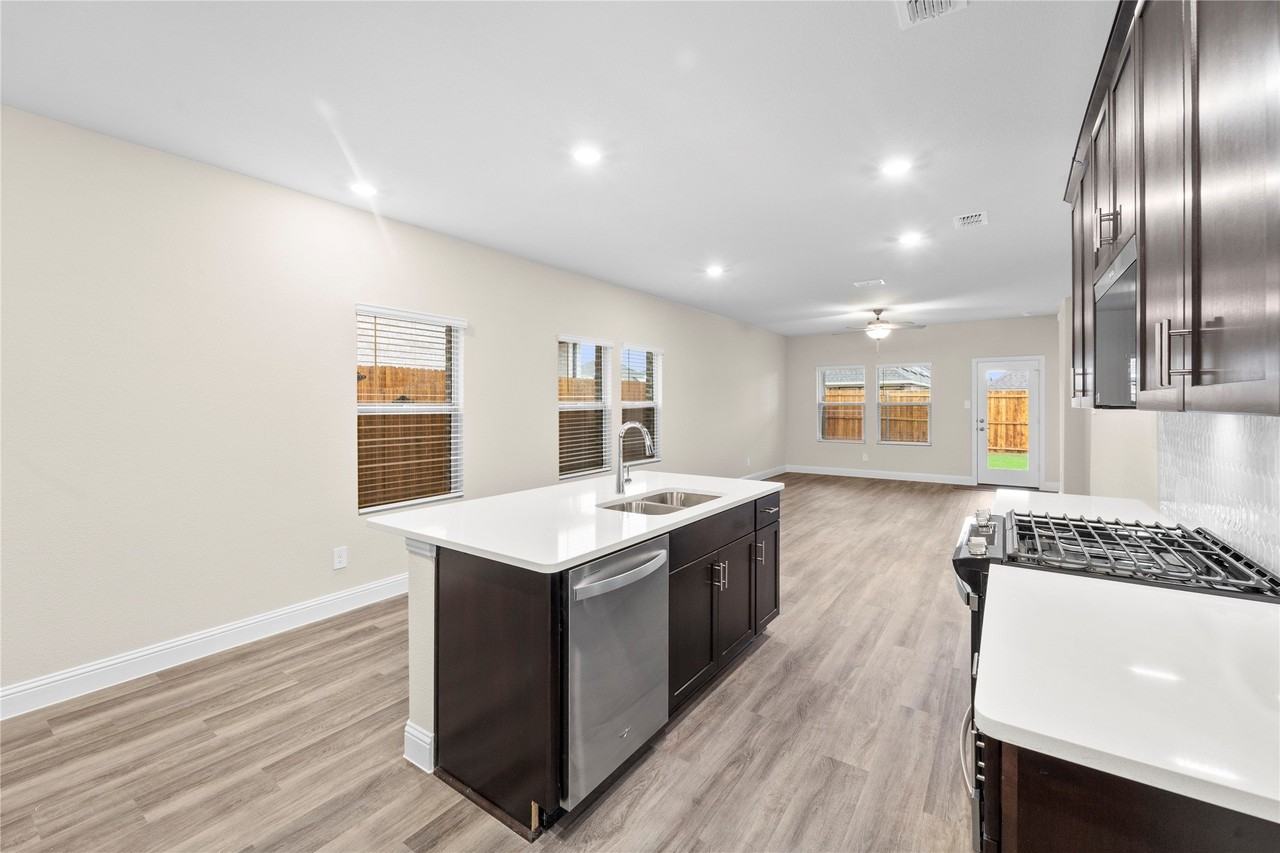 603 Hemingway Ln - Photo 6 of 22