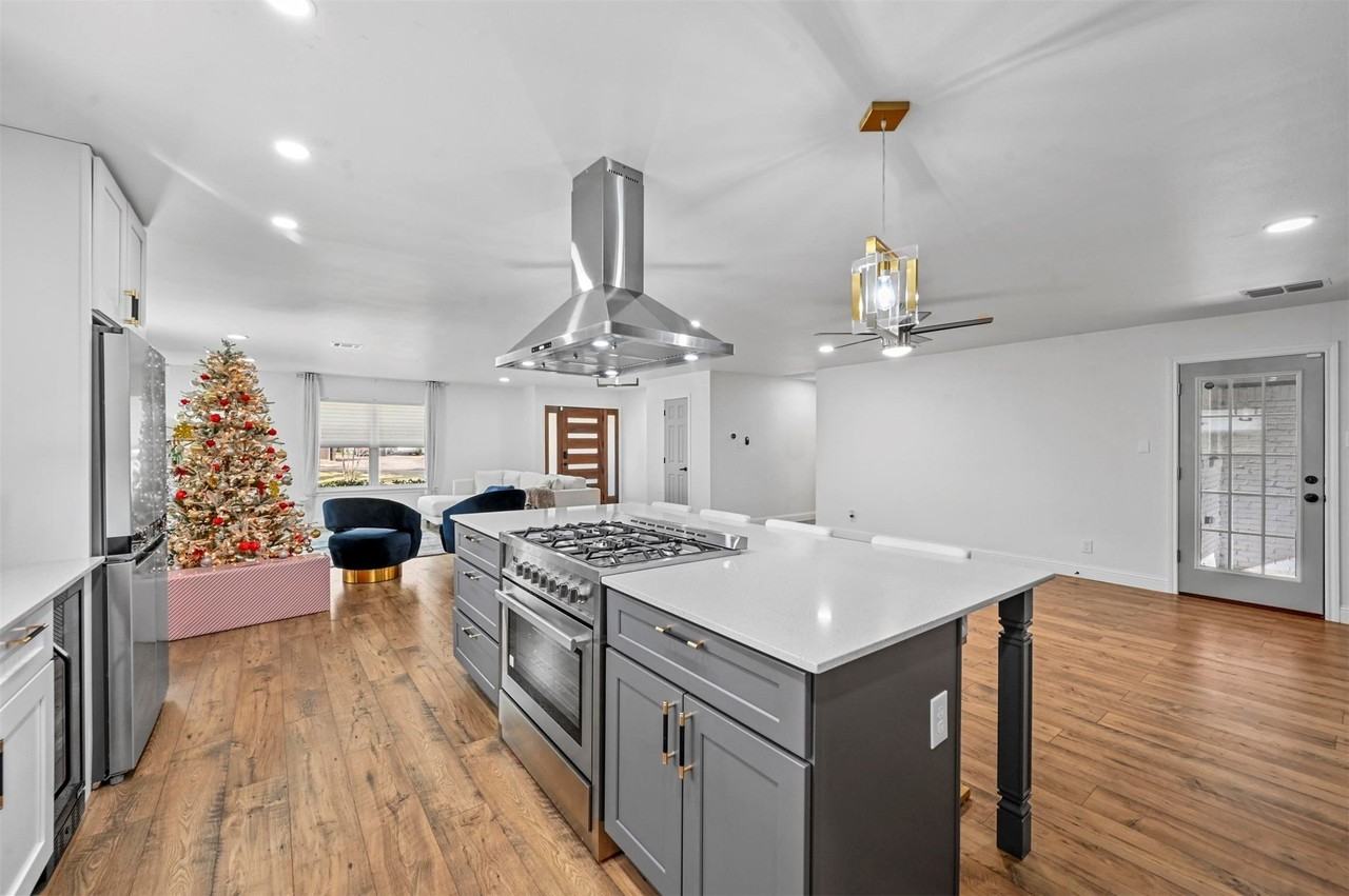 9806 Parkford Dr - Photo 4 of 22