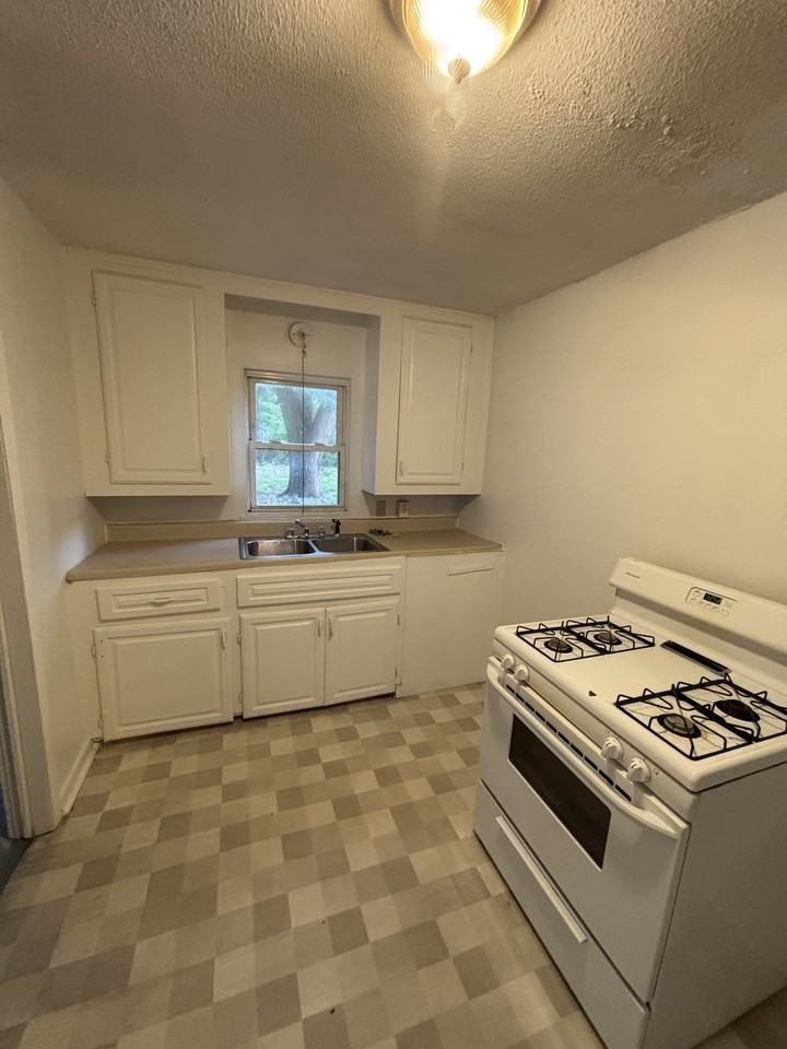 1738 N Poplar Ave #1 - Photo 3 of 14