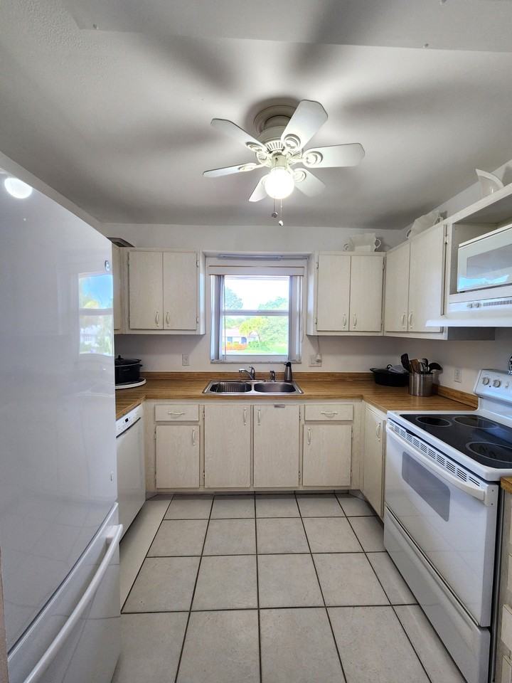 2000 Alamanda Dr #206 - Photo 5 of 32