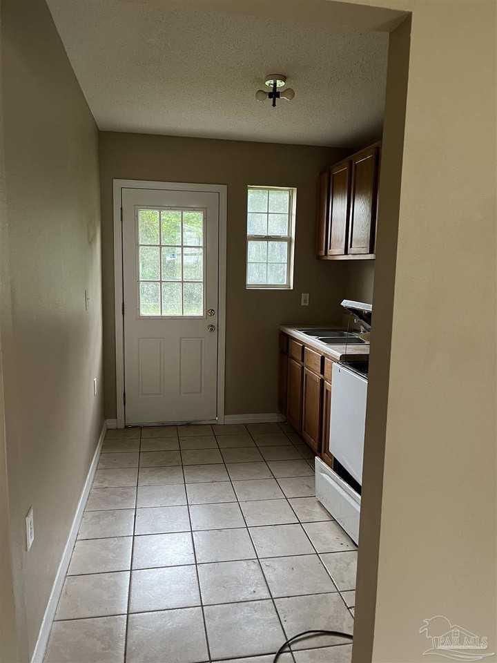 4 Ellis Dr #B - Photo 3 of 10