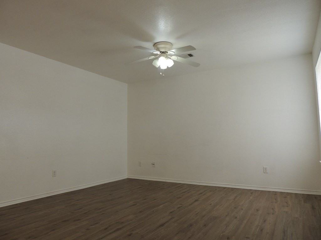 930 Edwards St - Photo 2 of 18
