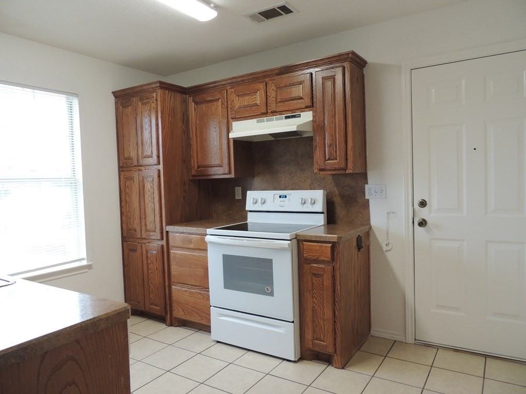 930 Edwards St - Photo 4 of 18