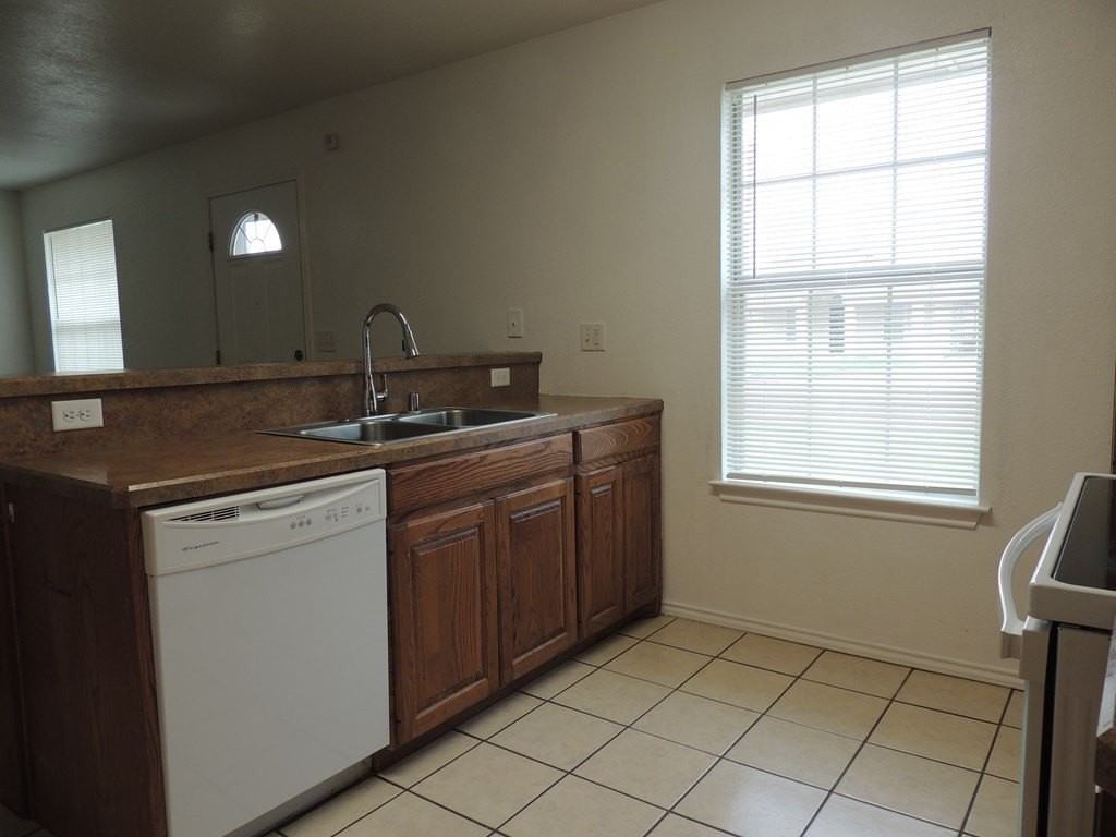 930 Edwards St - Photo 5 of 18