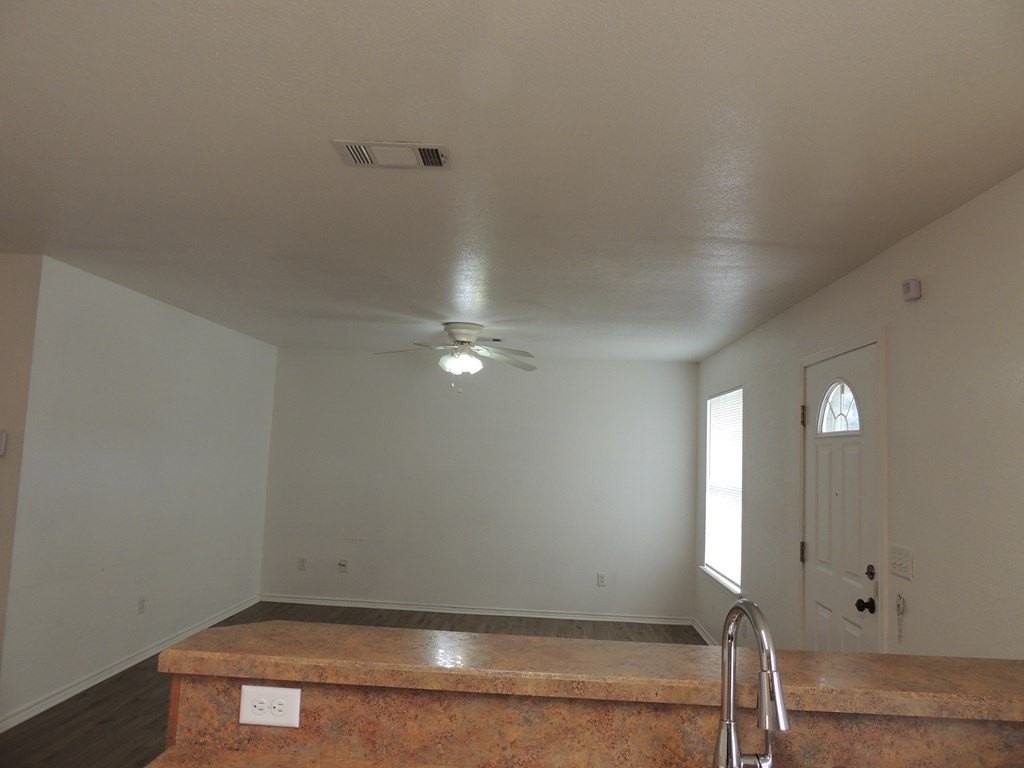 930 Edwards St - Photo 6 of 18