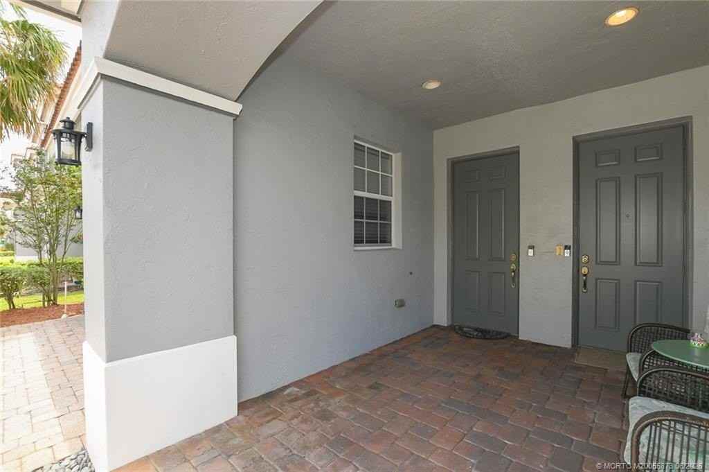 2206 Sw Cape Cod Dr - Photo 2 of 39
