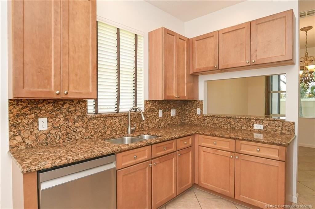 2206 Sw Cape Cod Dr - Photo 6 of 39