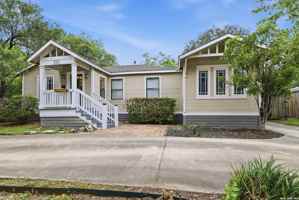 featured image of 261 E Oakview Pl