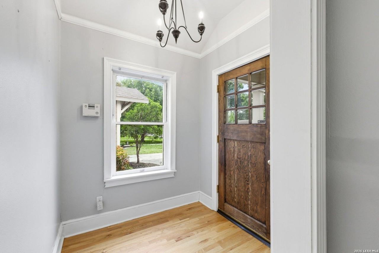 261 E Oakview Pl - Photo 4 of 31