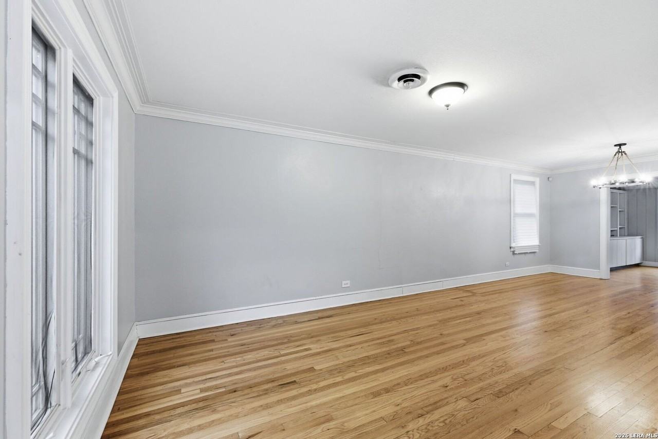 261 E Oakview Pl - Photo 5 of 31