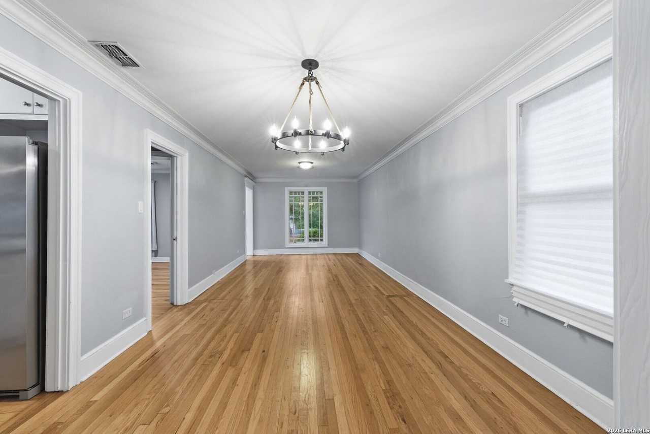 261 E Oakview Pl - Photo 7 of 31