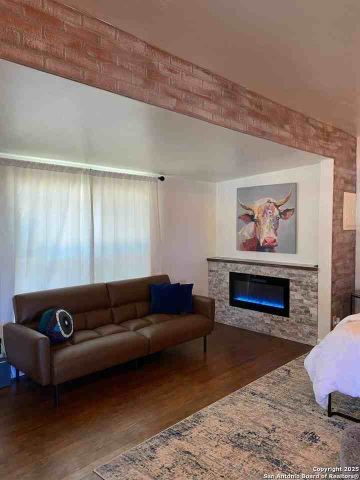 413 9th St #B - Photo 2 of 6