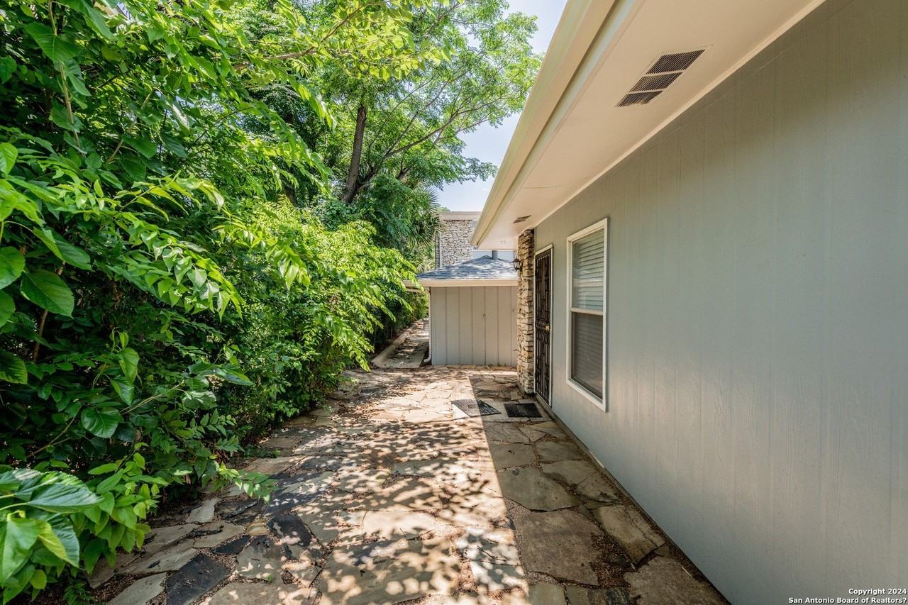 423 E Dewey Pl - Photo 3 of 18