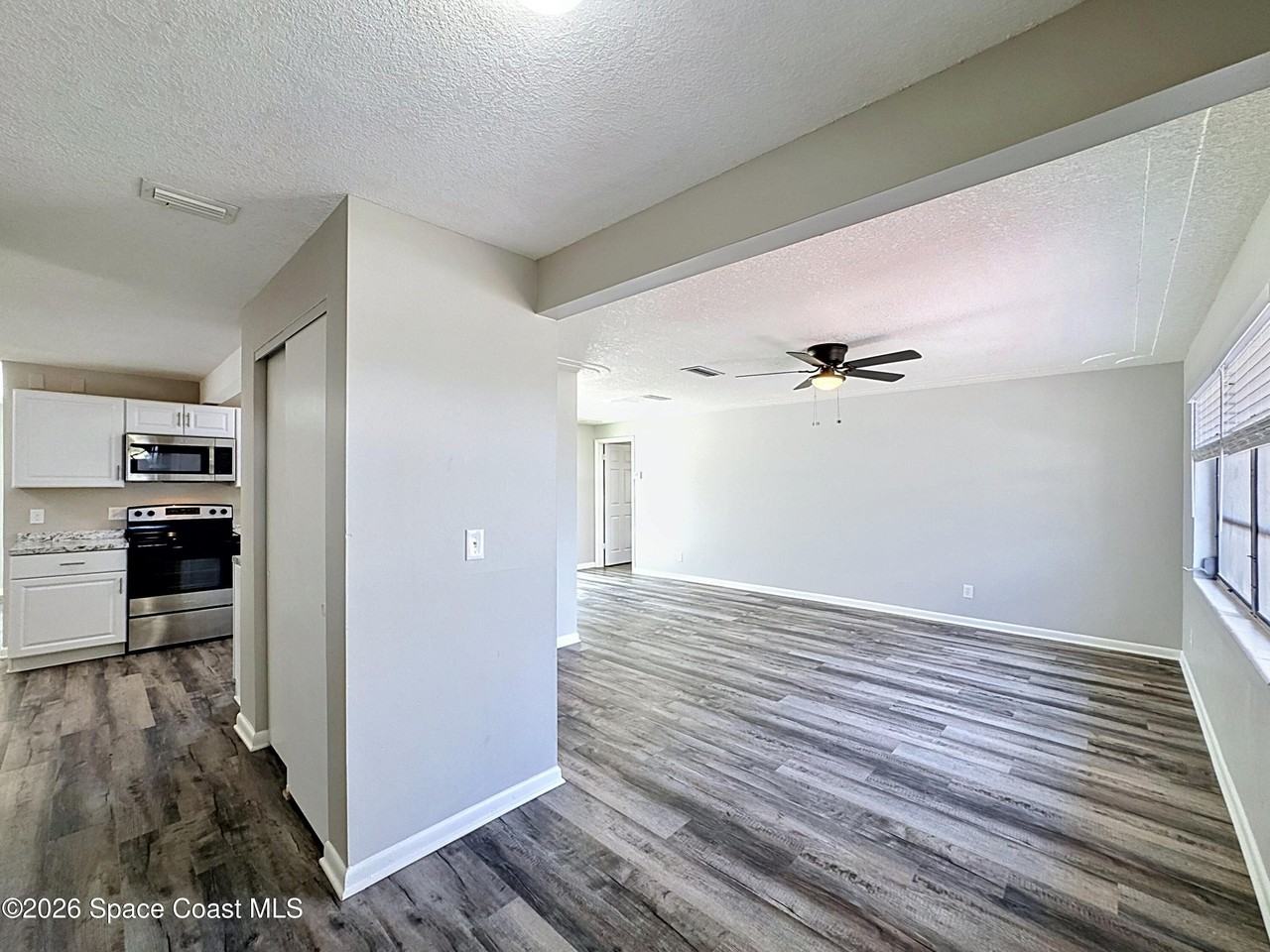 1525 Polaris St - Photo 5 of 29