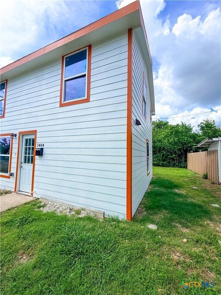 1404 W Ave E - B - Photo 2 of 11