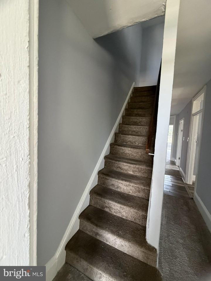 566 Noble St 2nd Fl #2 - Photo 2 of 10