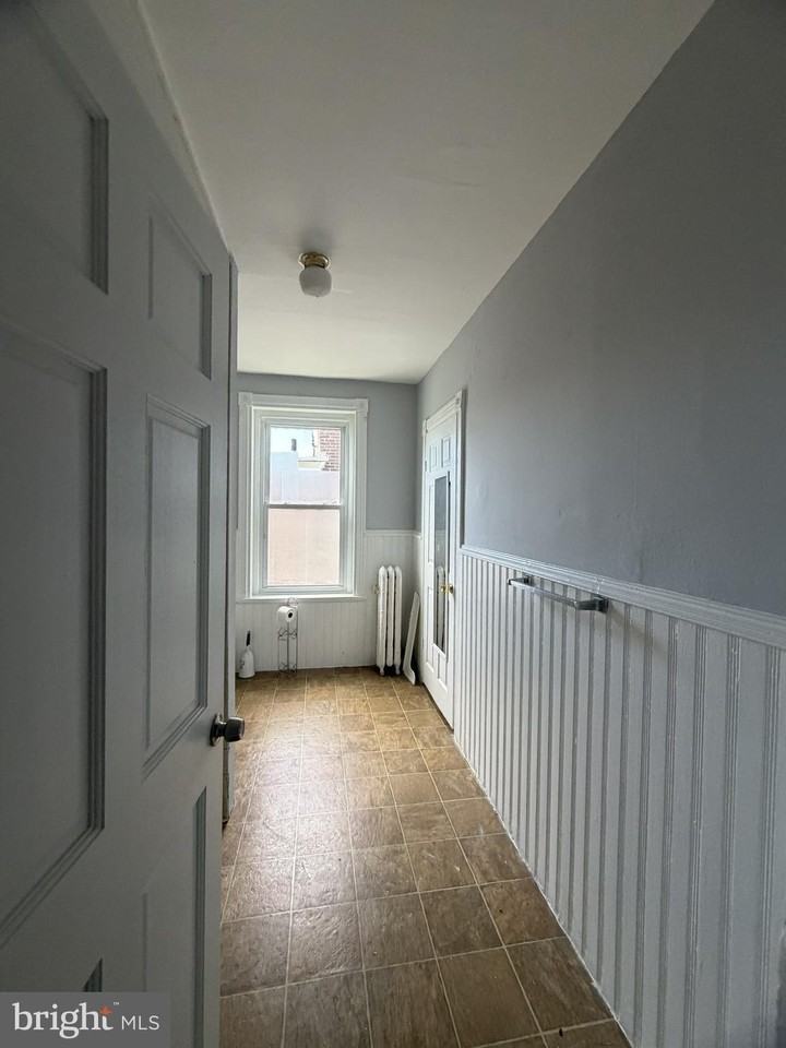566 Noble St 2nd Fl #2 - Photo 3 of 10