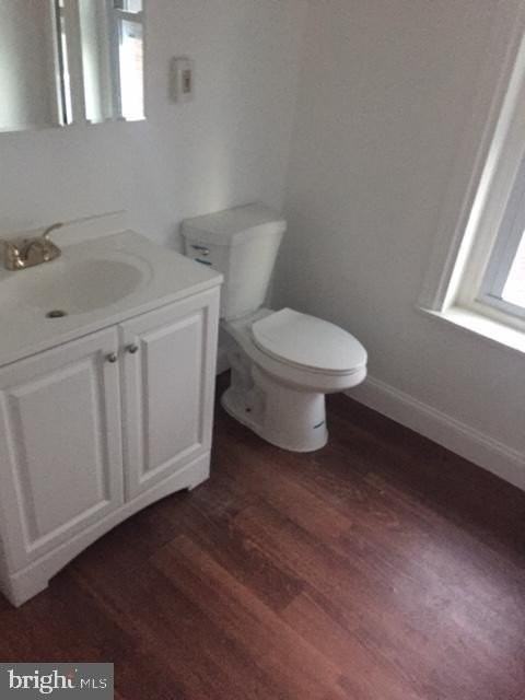 566 Noble St 2nd Fl #2 - Photo 4 of 10
