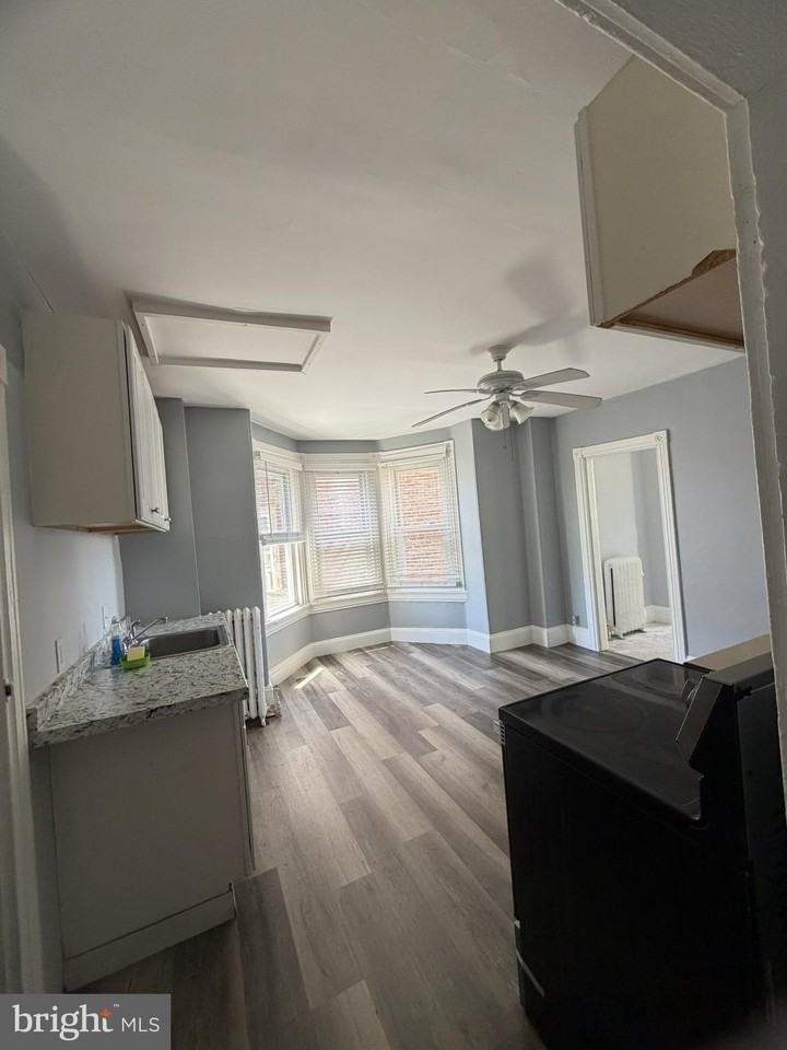 566 Noble St 2nd Fl #2 - Photo 5 of 10