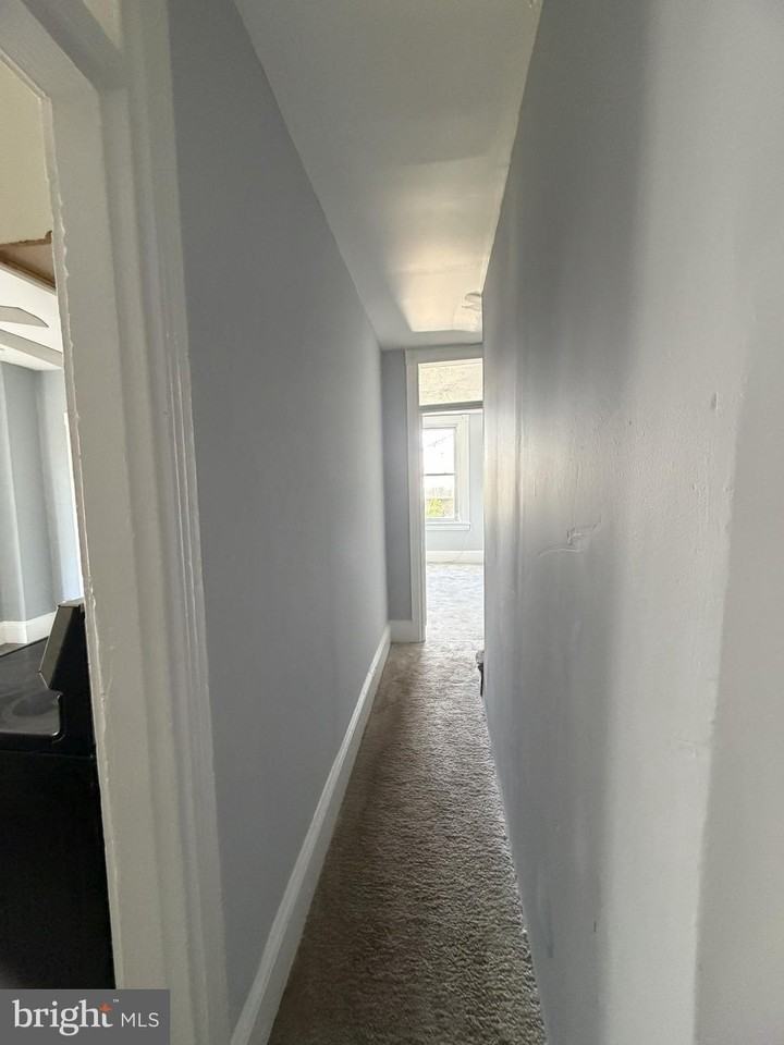 566 Noble St 2nd Fl #2 - Photo 6 of 10