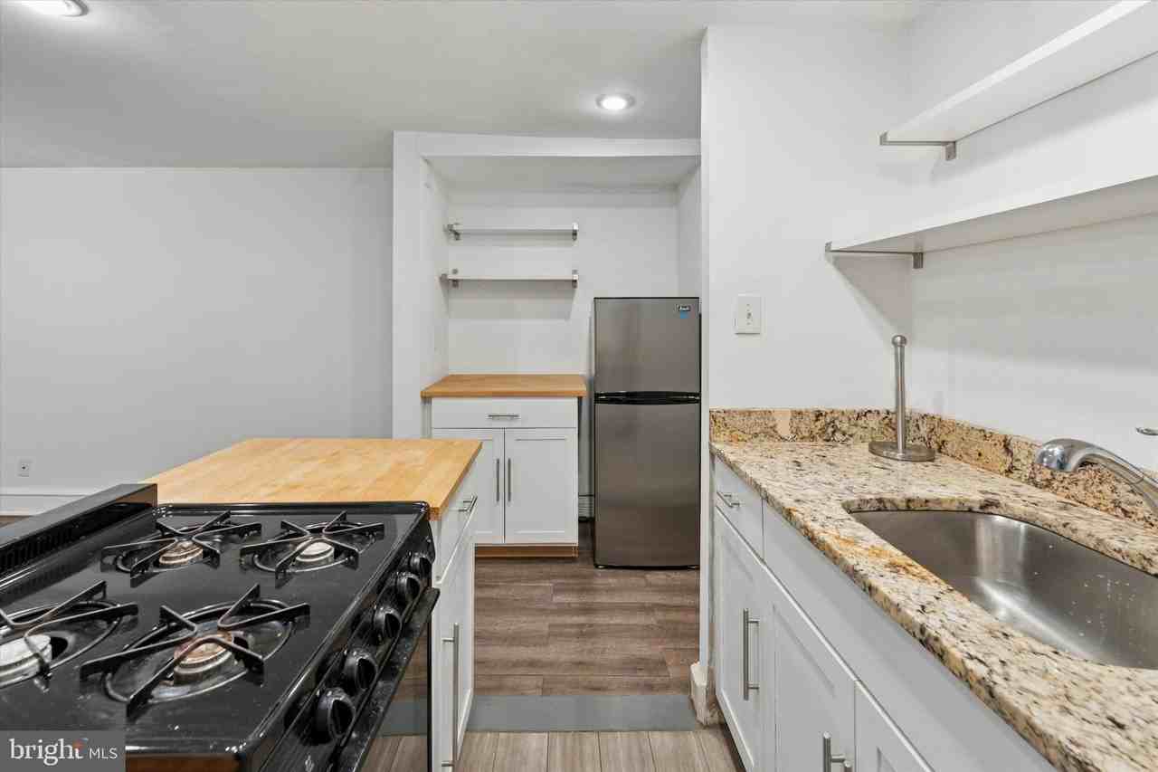 240 S 13th St #B - Photo 4 of 15