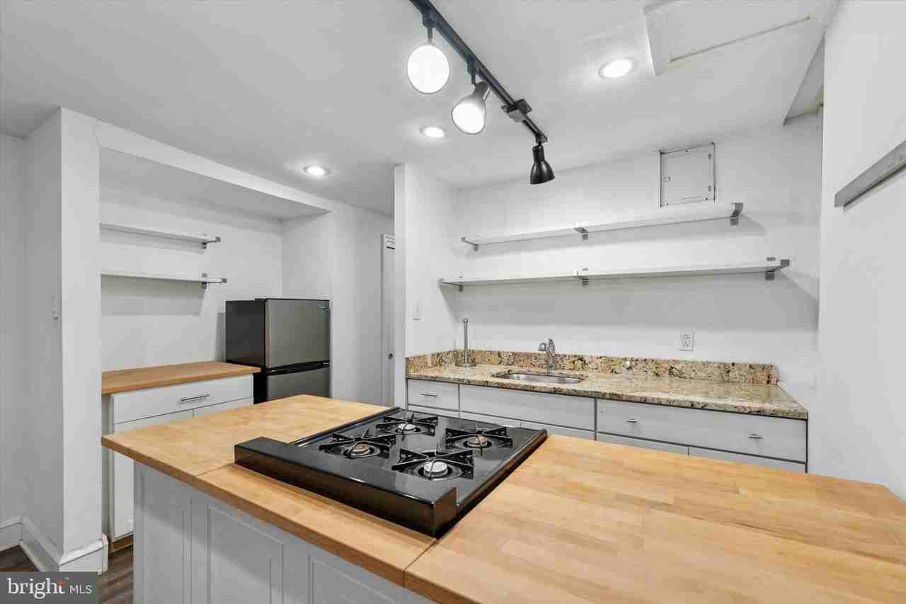 240 S 13th St #B - Photo 5 of 15
