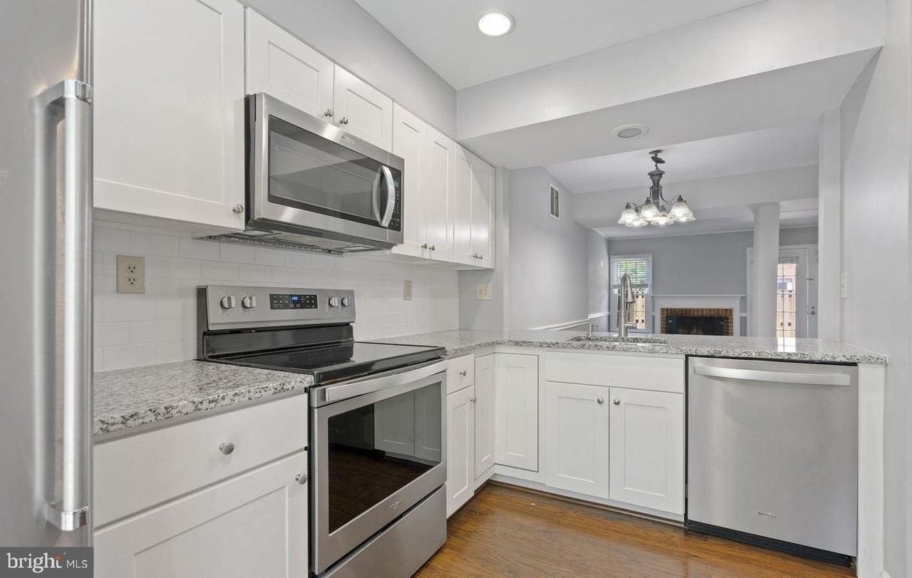 2522 S Arlington Mill Dr Apt D #4 - Photo 3 of 30