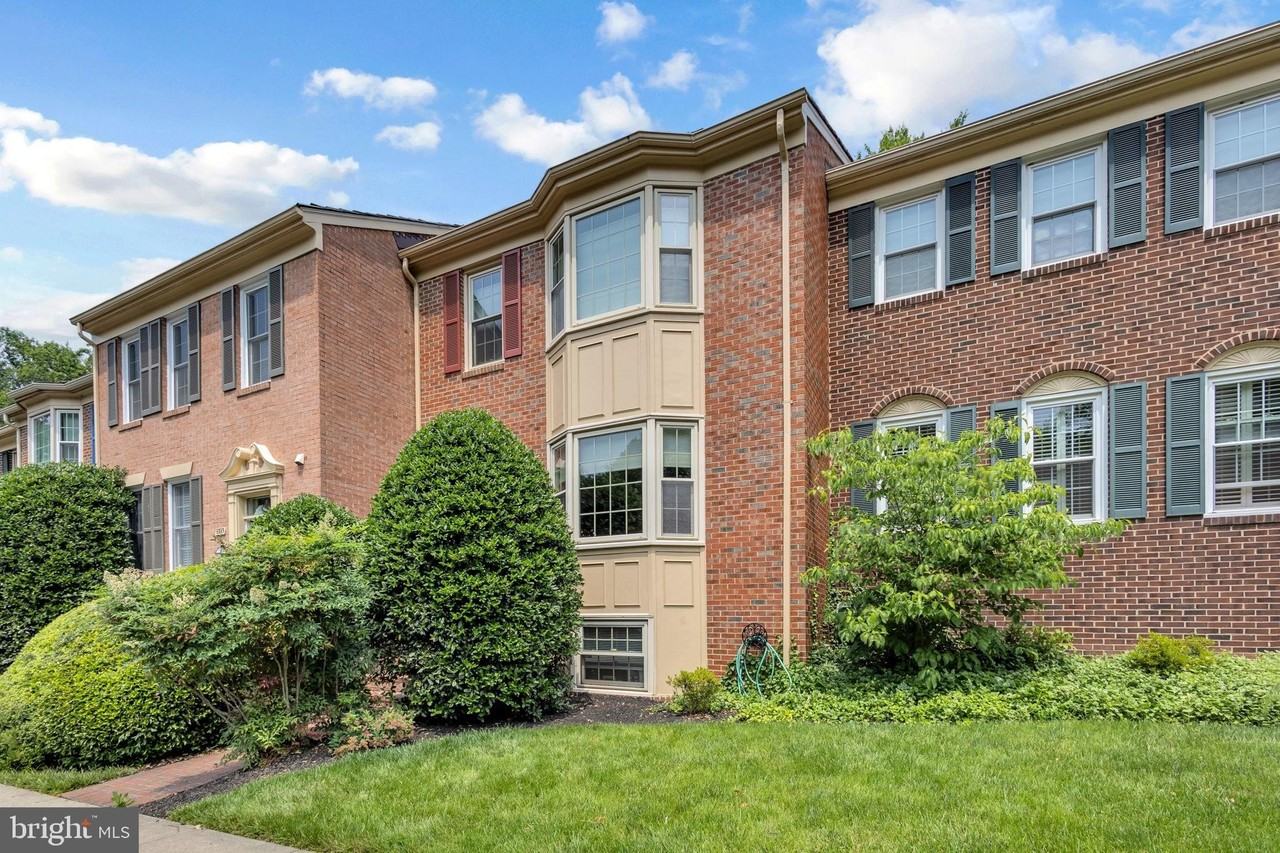 6861 Williamsburg Pond Ct - Photo 2 of 40