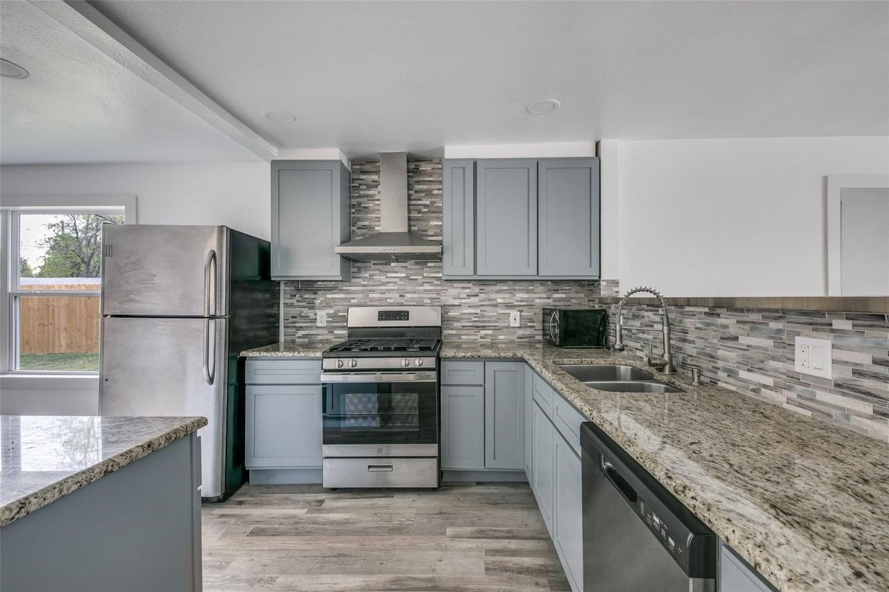 4524 Harvey Dr - Photo 3 of 16