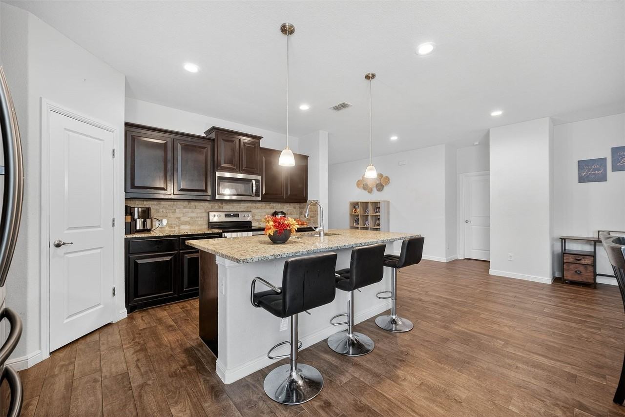 1029 Nicole Way - Photo 4 of 37