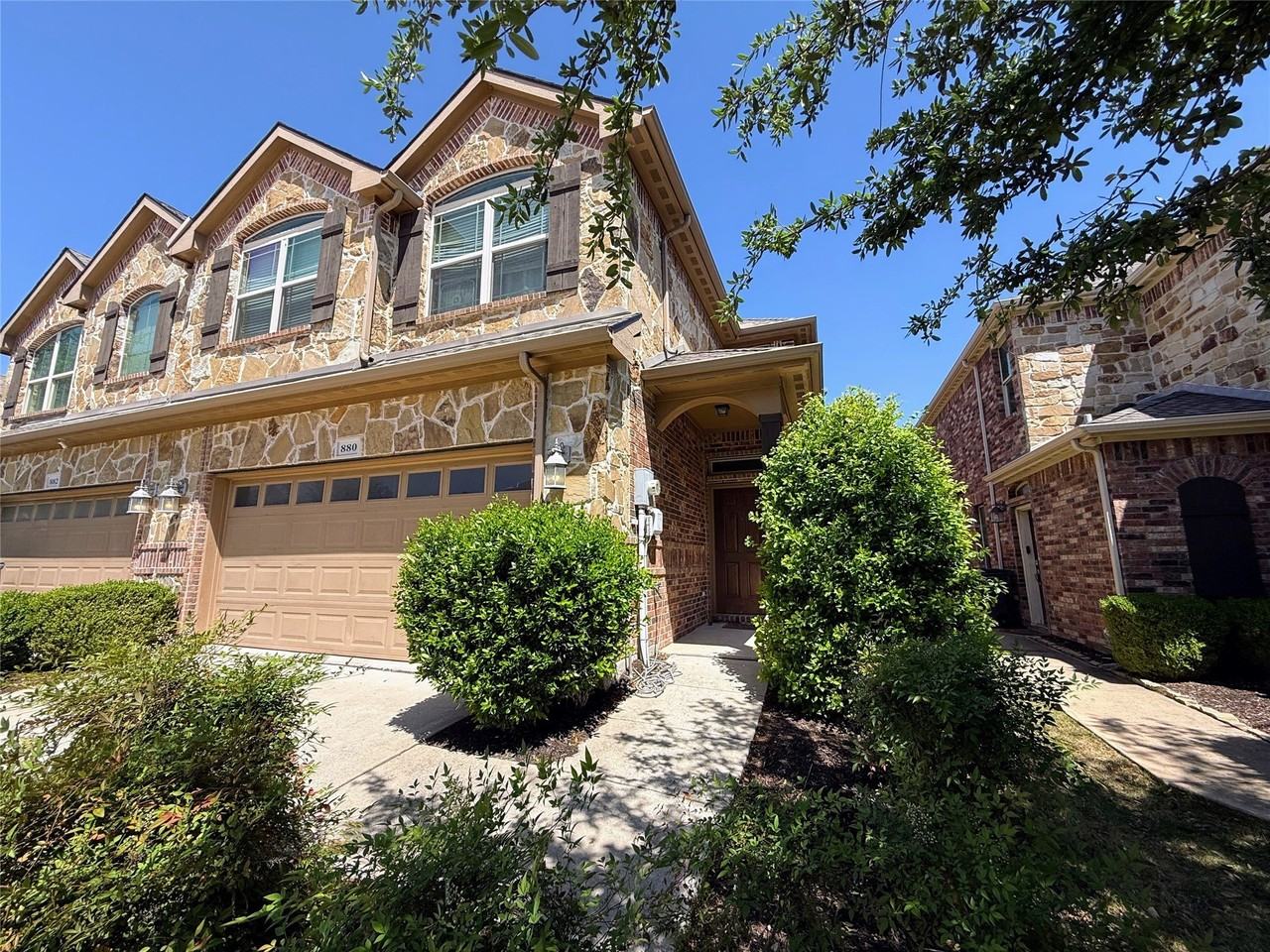 880 Merino Dr - Photo 2 of 33