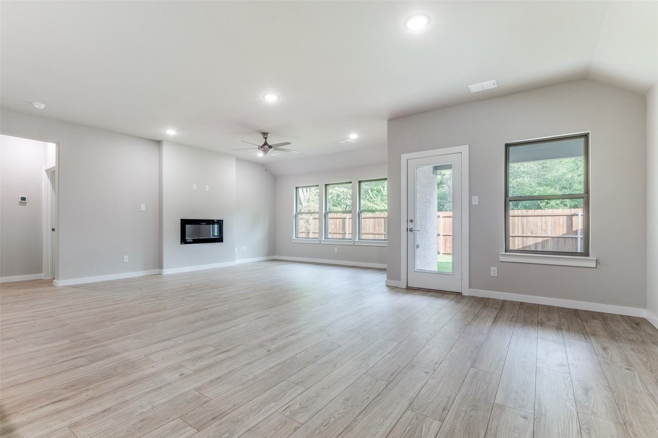 1113 Birchwood Ln - Photo 3 of 13