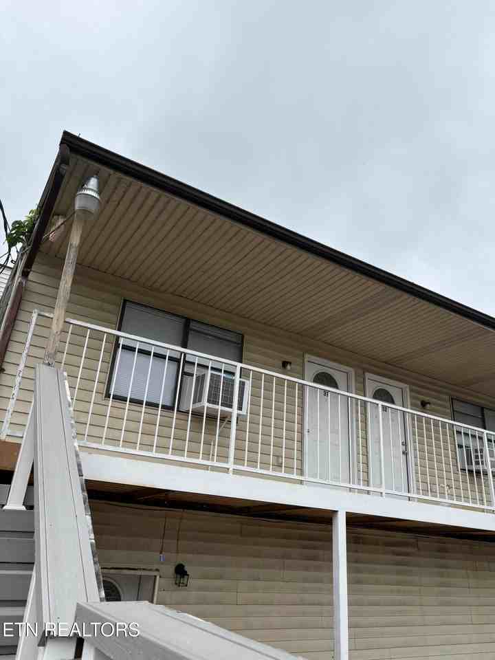 162 E Race St - Photo 2 of 13