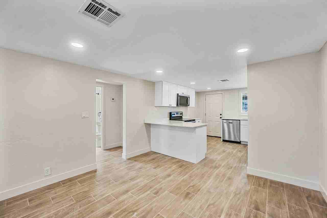 750 W 1st St #1 - Photo 2 of 33