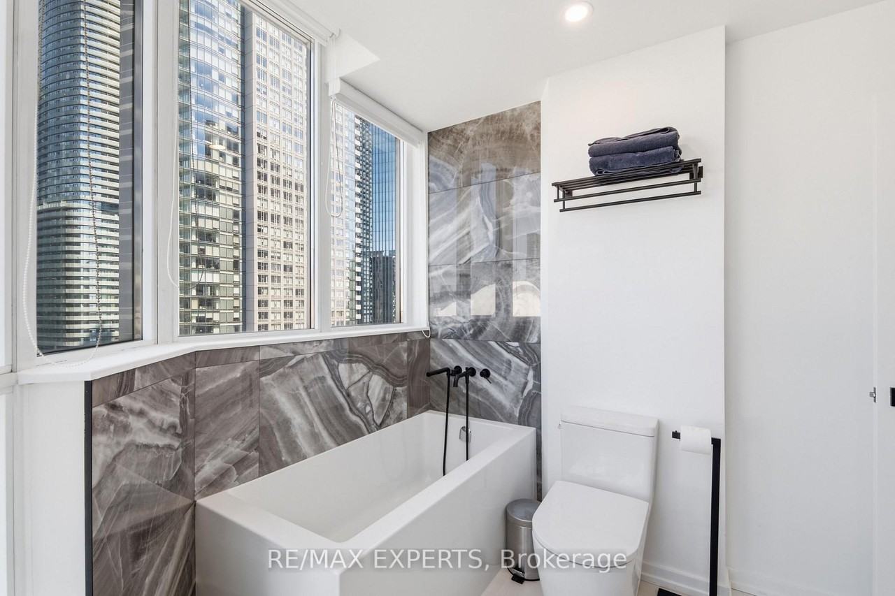 208 Queens Quay West - Photo 23