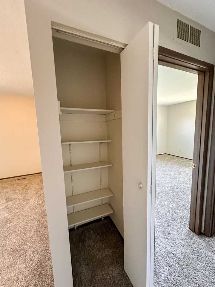 2035 Inverway Ct - Photo 6 of 14