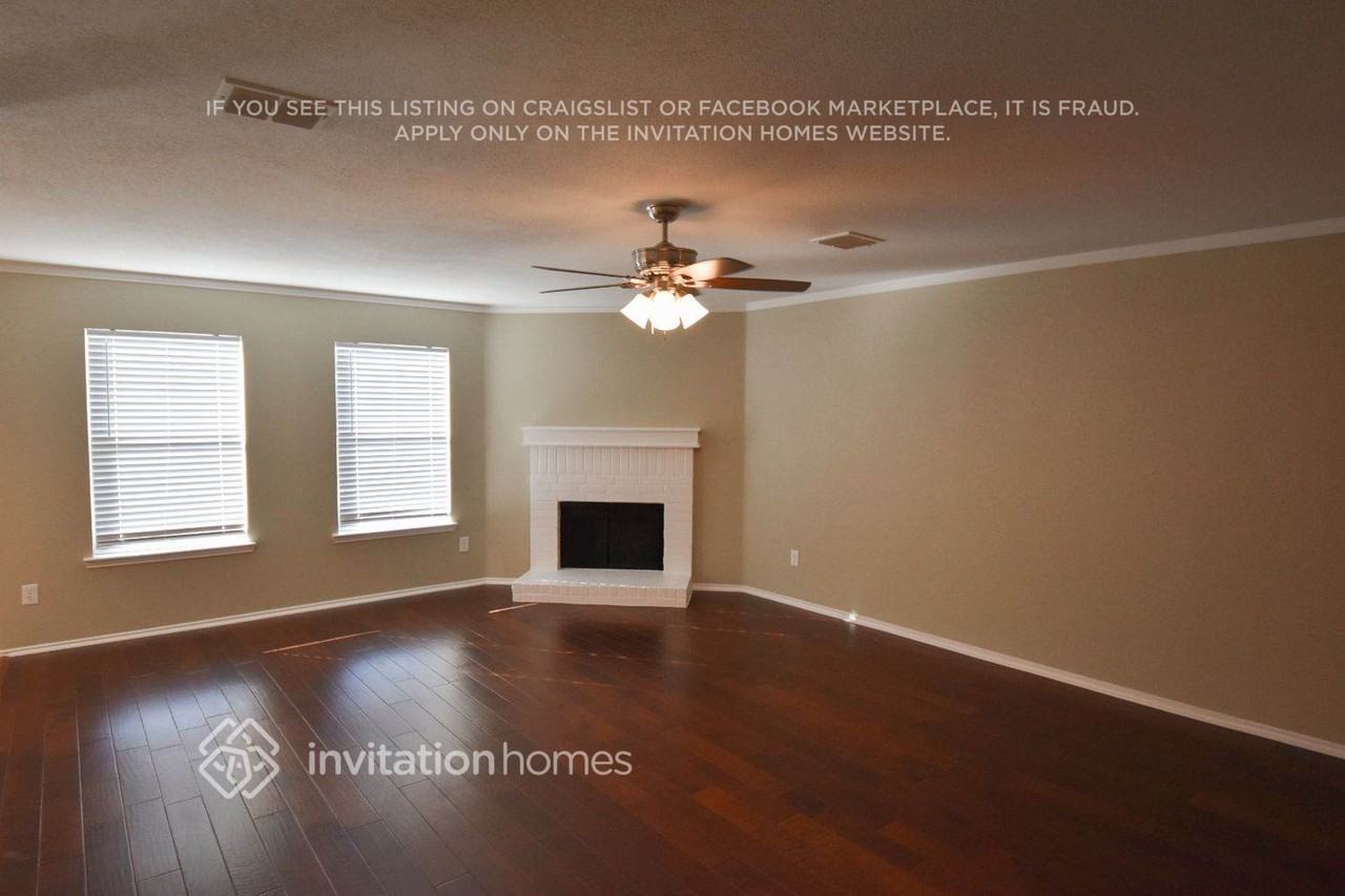 1676 Wildrose Dr - Photo 3 of 12