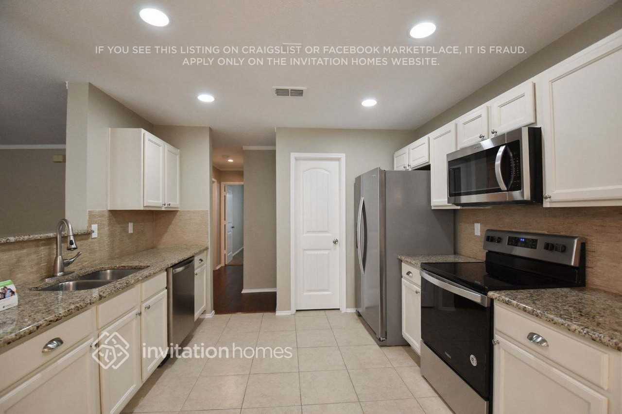 1676 Wildrose Dr - Photo 4 of 12
